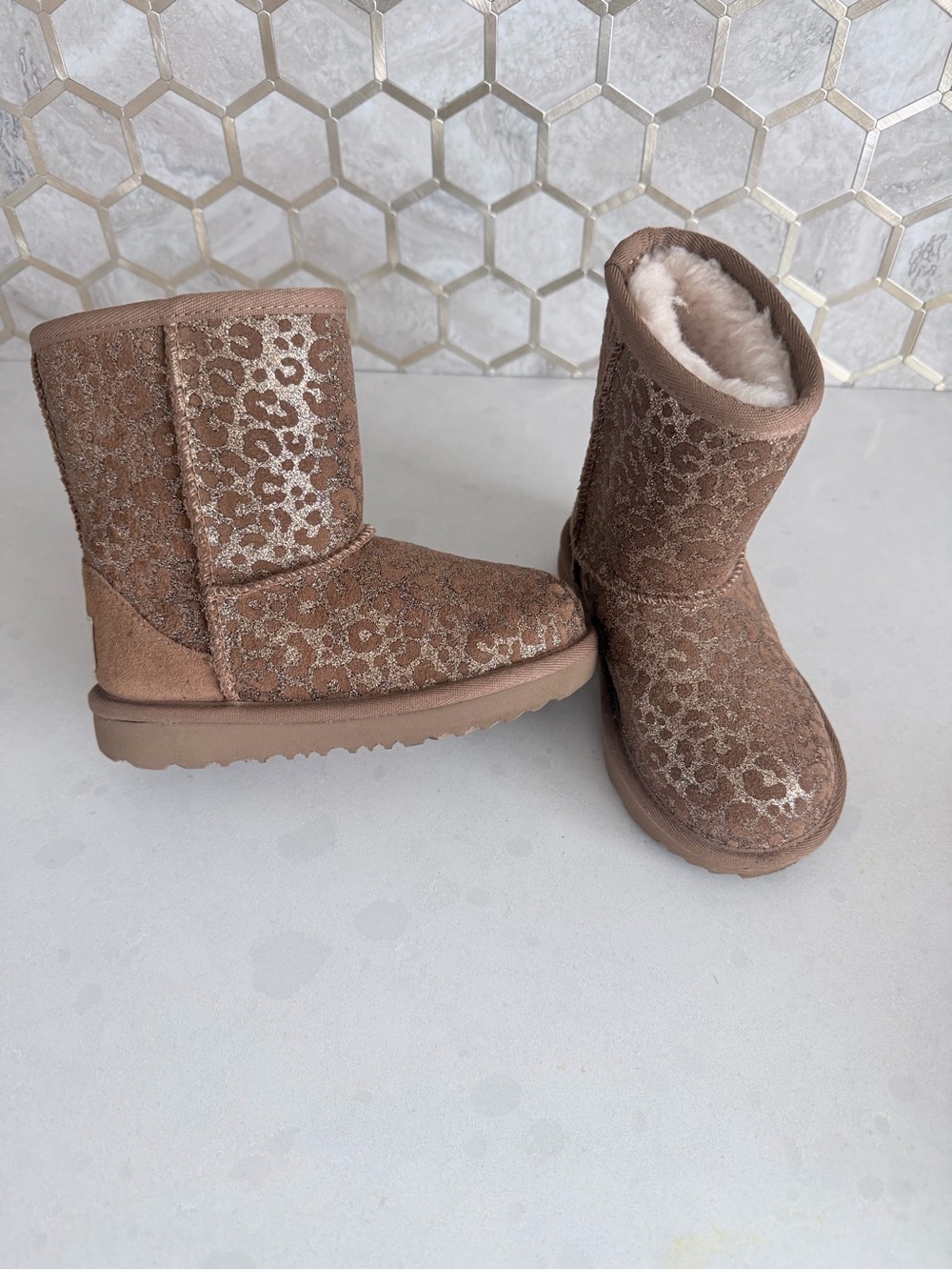UGG Kids Classic II Glitter little Girls size 10